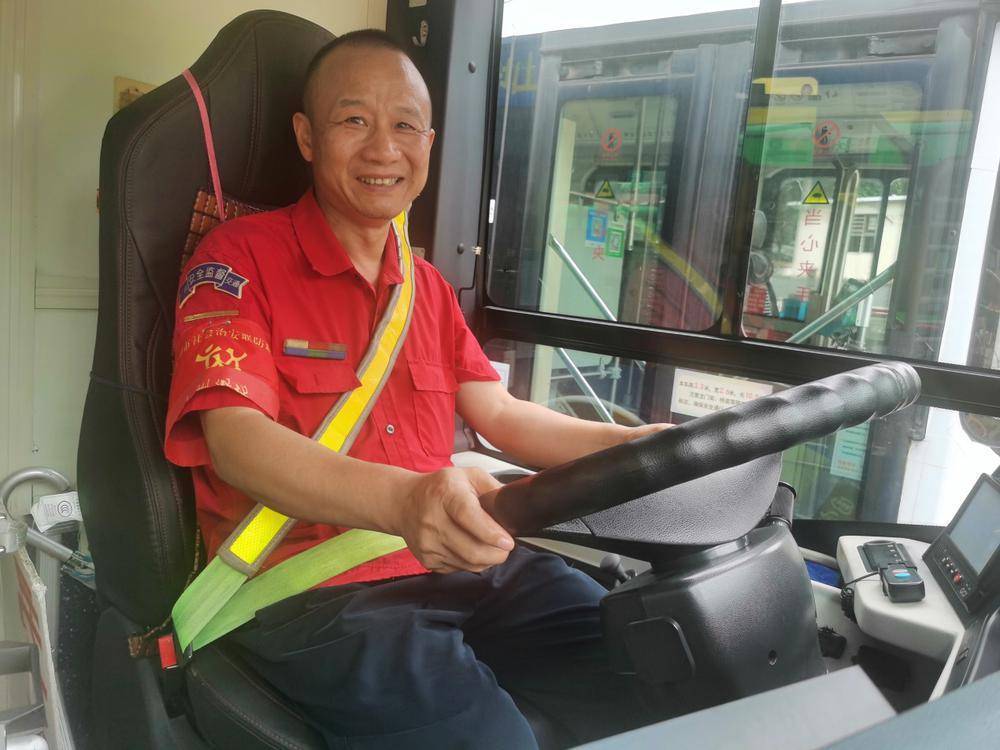 广州公交司机停车推轮椅老人过马路_肖锋_车辆_营运