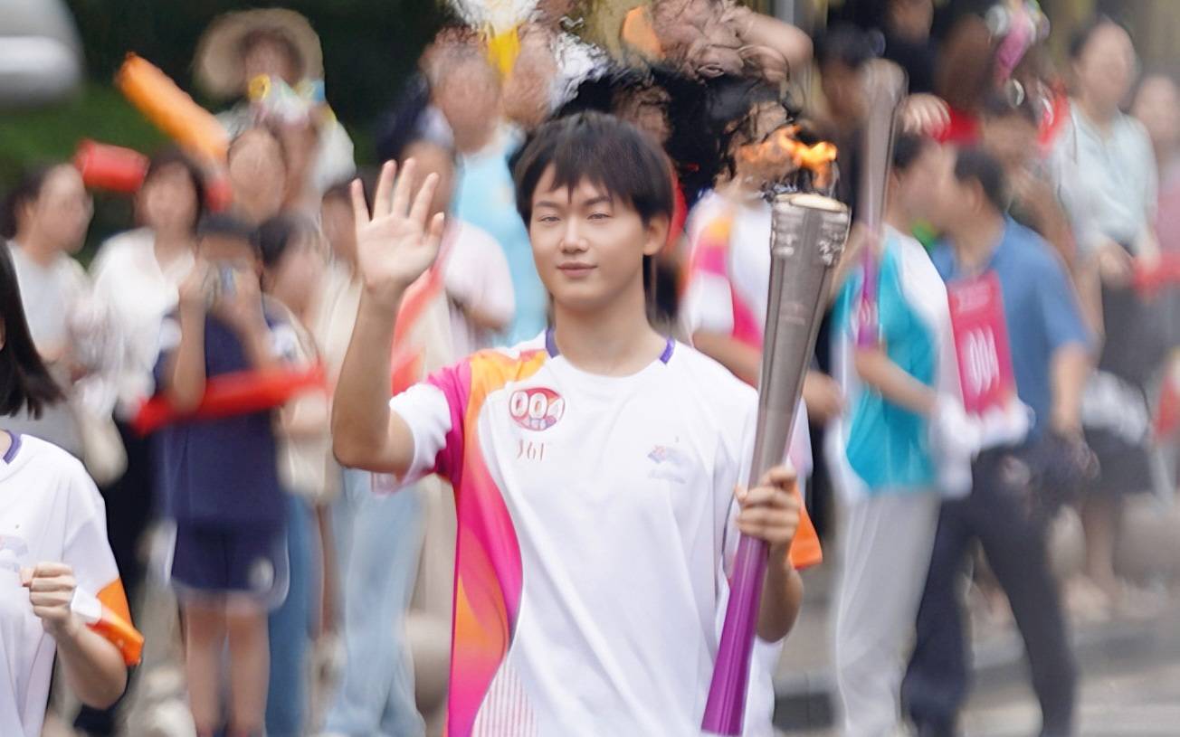 傳遞亞運火炬，電競選手彭云飛“還想再來一次”
