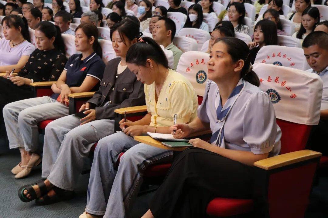 信丰县"校家社协同 育时代新人"家庭教育活动走进花园小学_家长_孩子