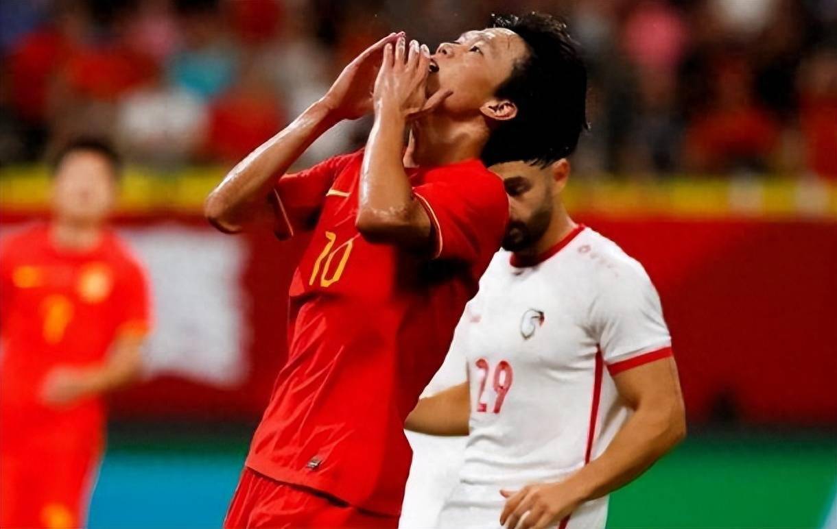 国足战绩惨淡,名嘴黄健翔一针见血,点出扬科维奇两大用人误区_中国