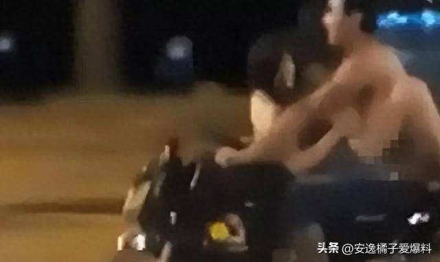 “摩托震”一对情侣摩托车上不雅姿势被曝光，网友：他们真会玩
