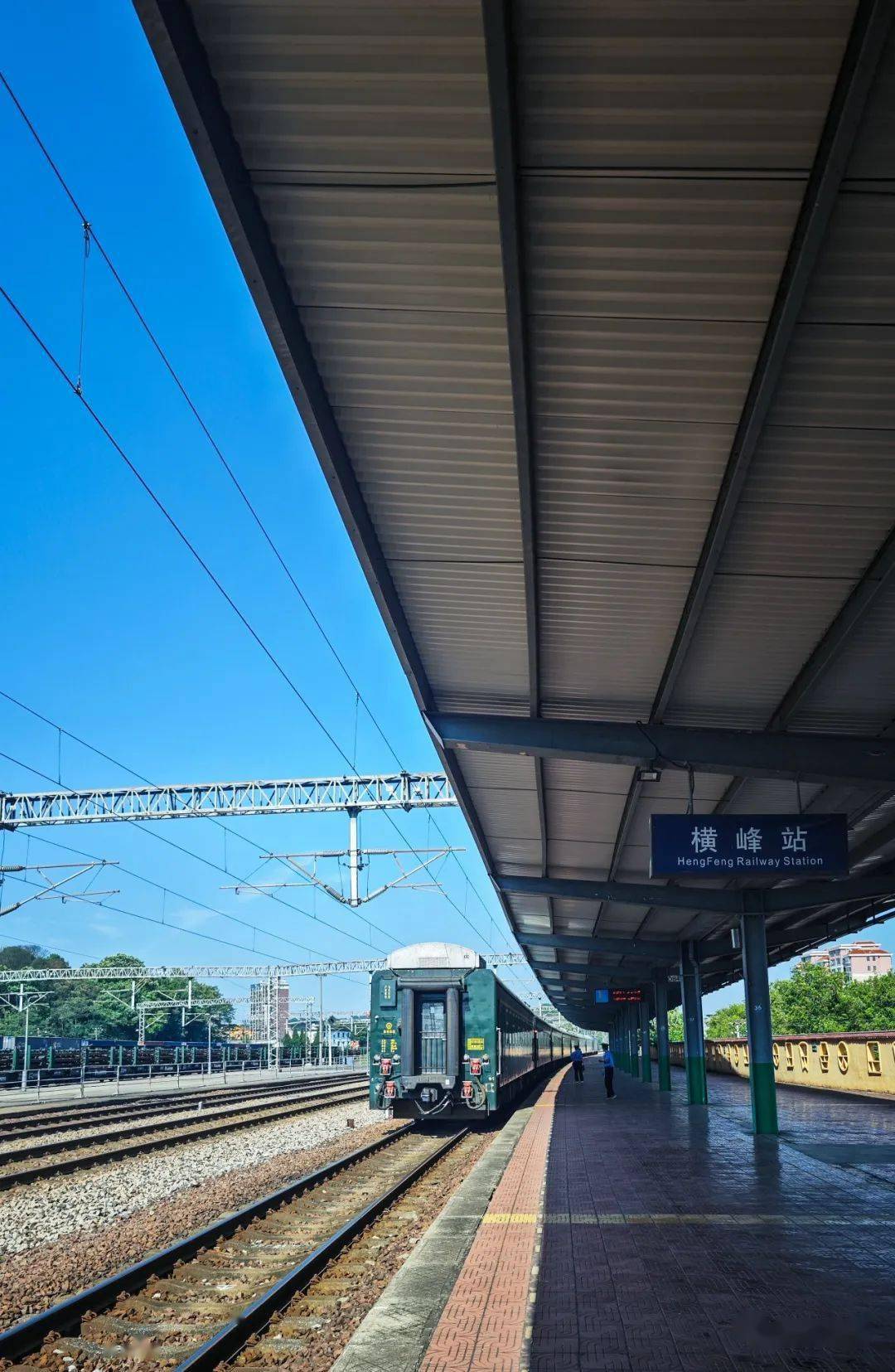 上车9月10日上午横峰火车站站台横峰站9月10日上午横峰火车站大楼等候