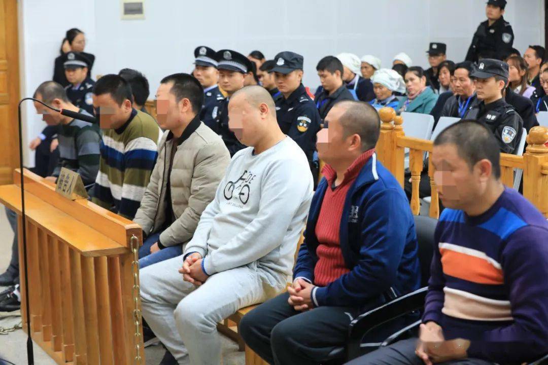 2012年以来,胡某东利用其多年担任曲靖市沾益区菱角乡某村委会主任