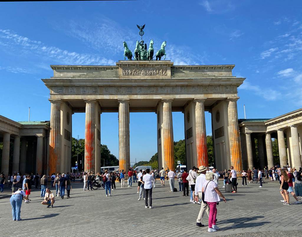 德国标志性建筑勃兰登堡门遭喷涂 警方逮捕14人