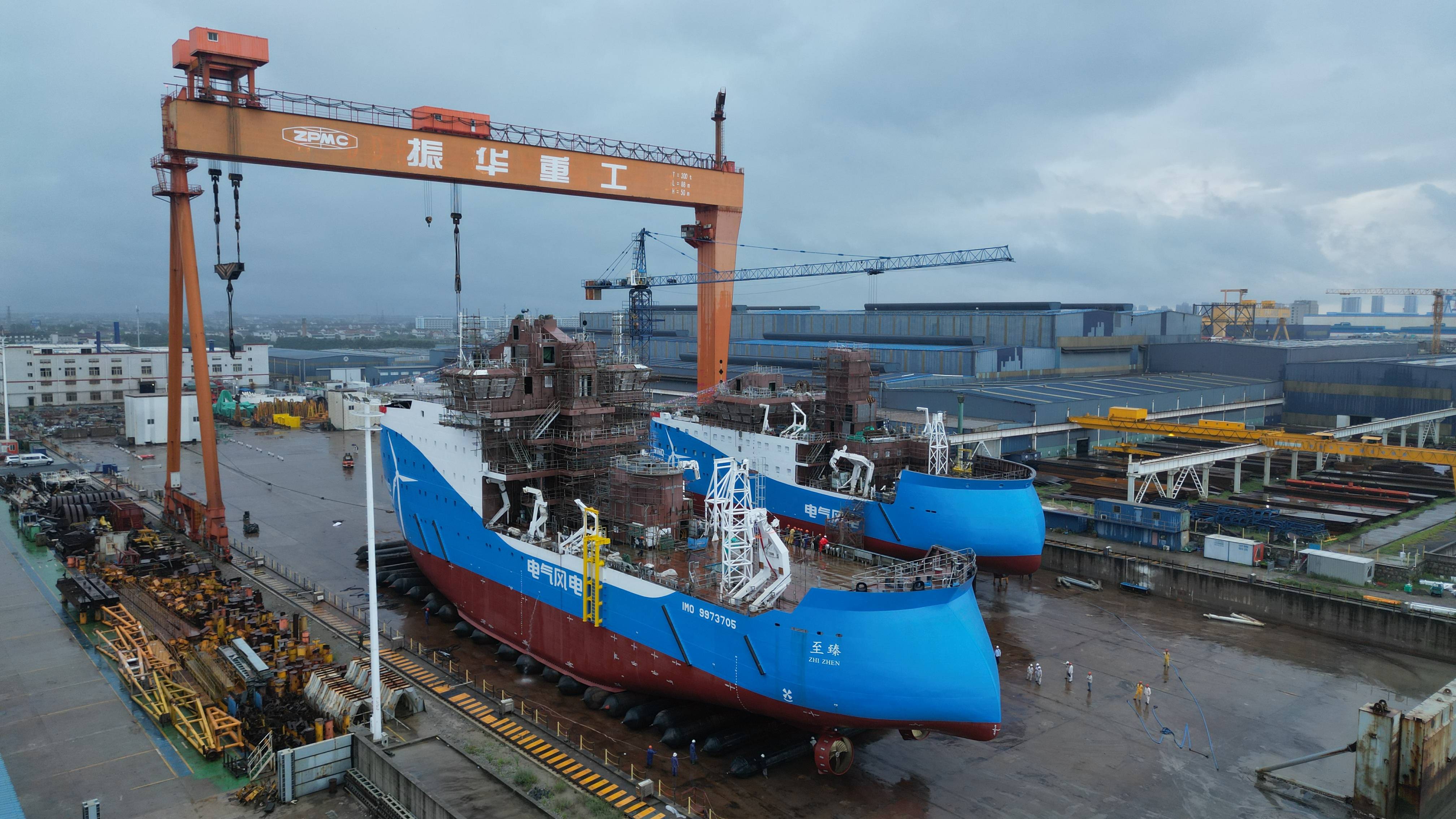 振华重工承建 亚洲首制海上风电运维母船举行吉水仪式