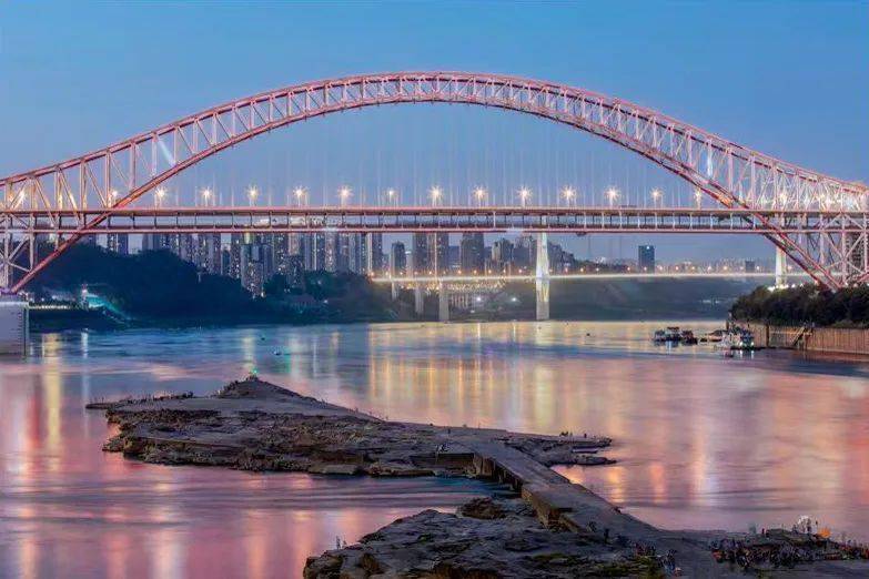 《山城桥影》摄影:北山翁 推荐人:冷兵器《双塔生辉》摄影:冷兵器