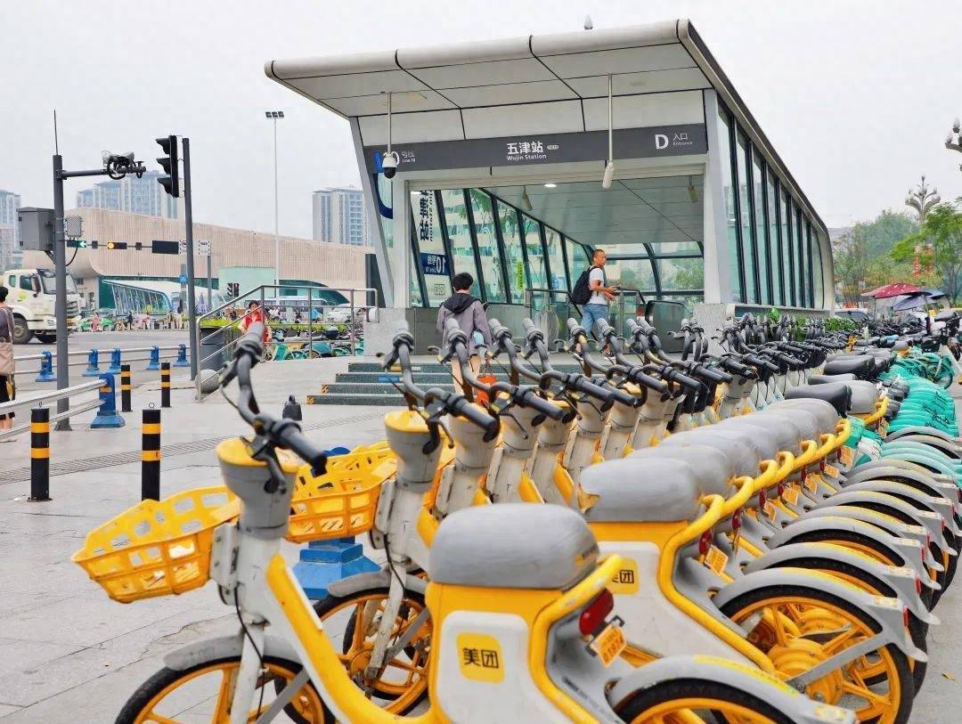 车辆主要为美团,青桔,迅驰,哈啰四家运营商的共享单车,单车的车框上还
