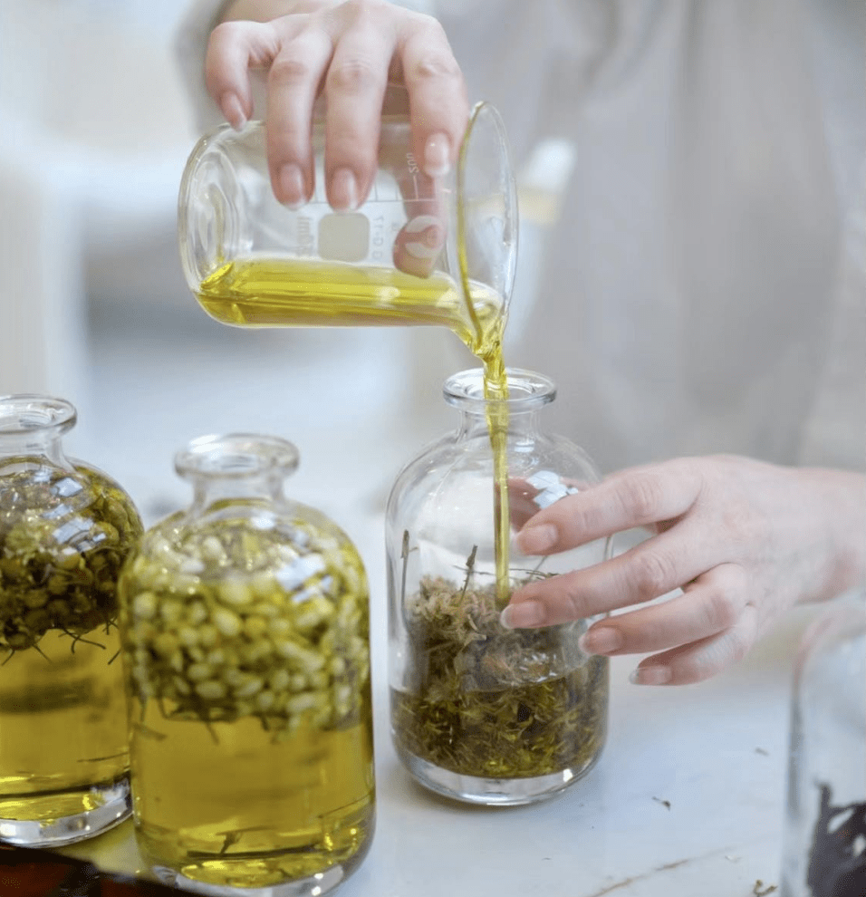 还可以提取精油纯露,用来制作手工皂,洗发水,沐浴露;也可以泡一杯香草