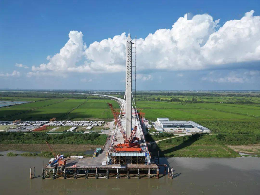 合周高速寿颍段淮河特大桥主塔首片钢梁精准落位_进行_施工_安徽
