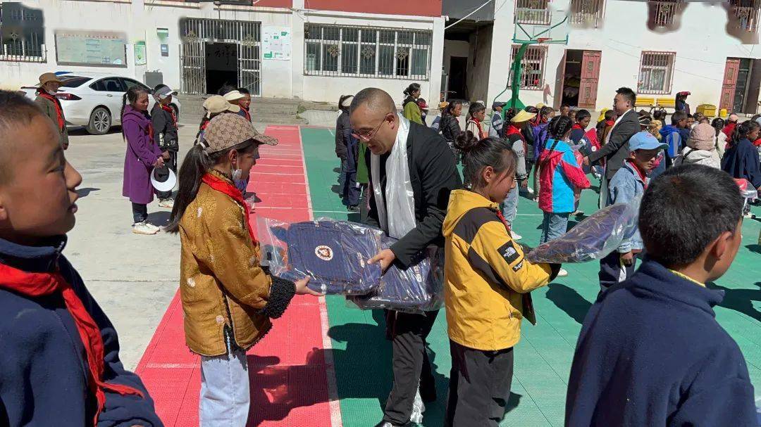 芒科小学学生代表致感谢词活动最后,团县委书记洛布战斗表示:首先感谢