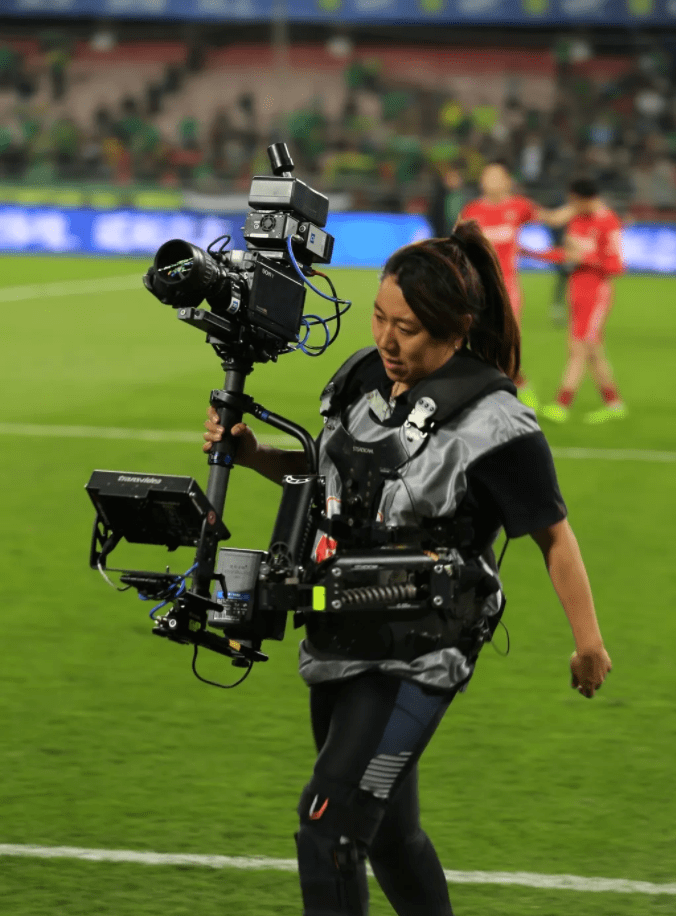 从剧组打杂,到「斯坦尼康女神」,30岁"侠女"打破行业偏见:我是女人