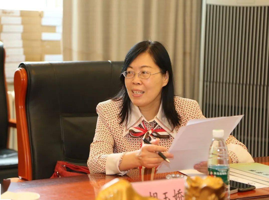 分组访谈02教学副校长李瑞萍,小学部副校长徐玲和相关主管领导,分别从