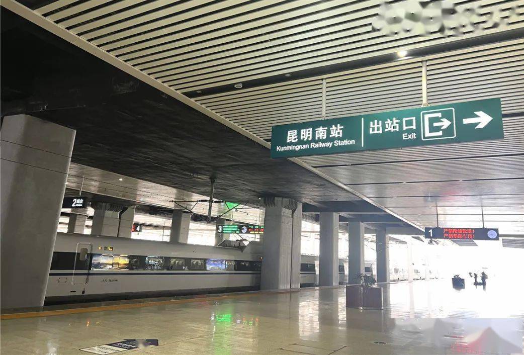 乘坐地铁四号线到负一楼地铁站从出站口出站动车到达昆明南站后唐晓燕