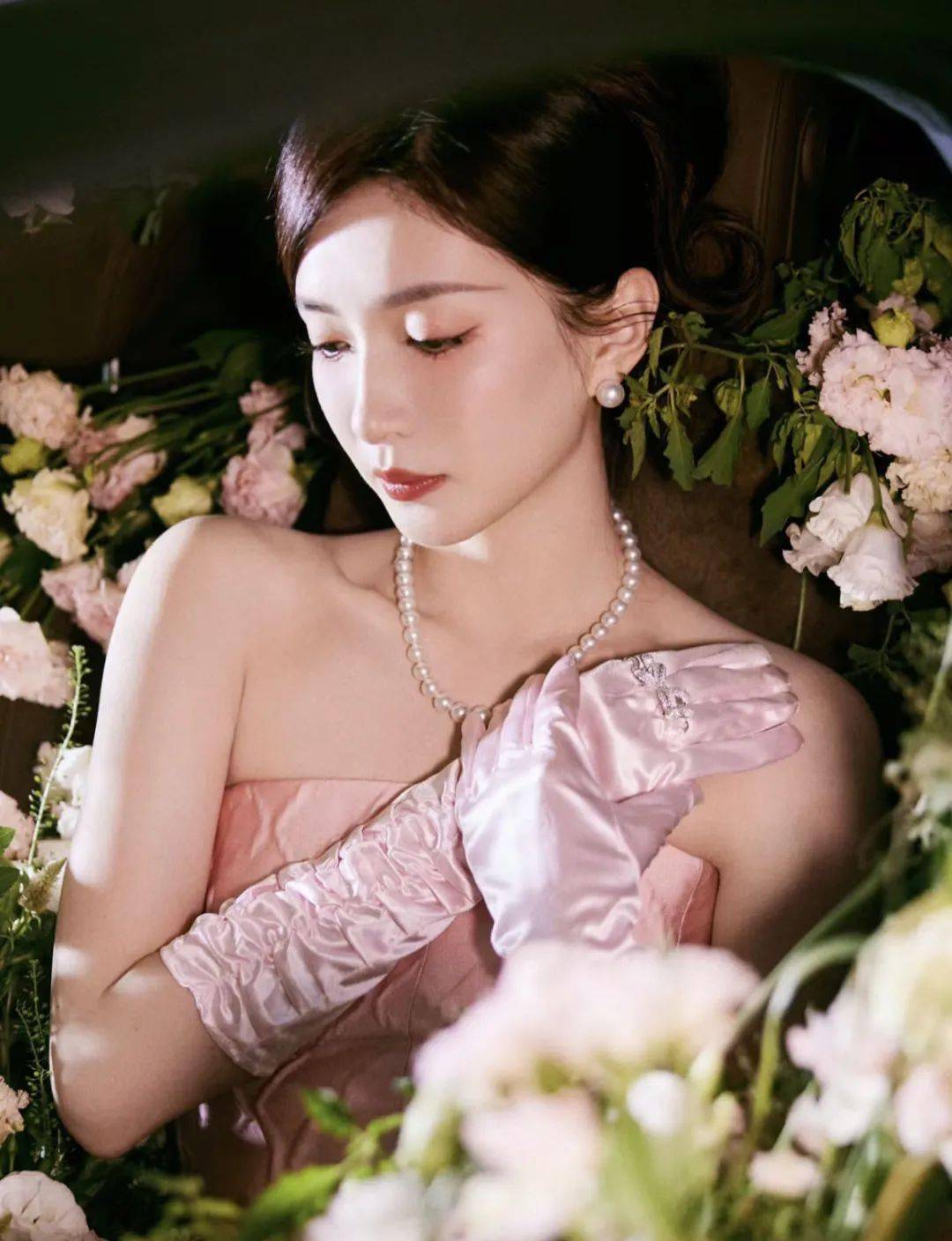 鲸鱼发现,杨mi和江shu影在9月生日时都不约而同的选择了珍珠首饰,无论