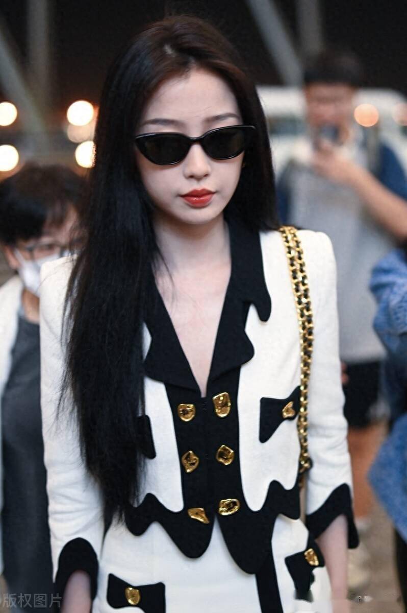 街拍:虞书欣moschino白色套装 尖头高跟鞋优雅_上海_机场