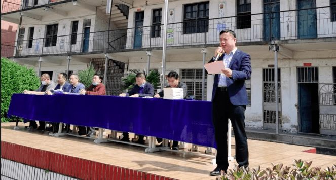 校长的"火车站"——记云梦县实验中学校长 张春红_火车头_成长_动车组