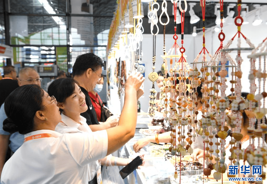 在第二十届中国—东盟博览会东盟商品展区,来自东盟国家的参展企业达