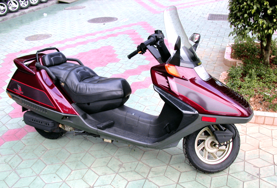 4,下面的图片,春风摩托车在 2003 年推出的欧式风格踏板 cf150t-5a