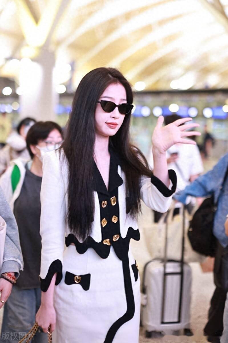 街拍:虞书欣moschino白色套装 尖头高跟鞋优雅_上海_机场