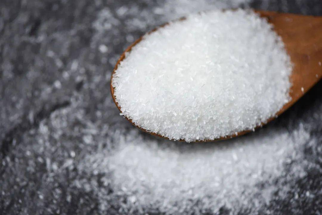 致癌,根据研究发现,味精加热到120℃,会生成一种叫作焦谷氨酸钠的东西