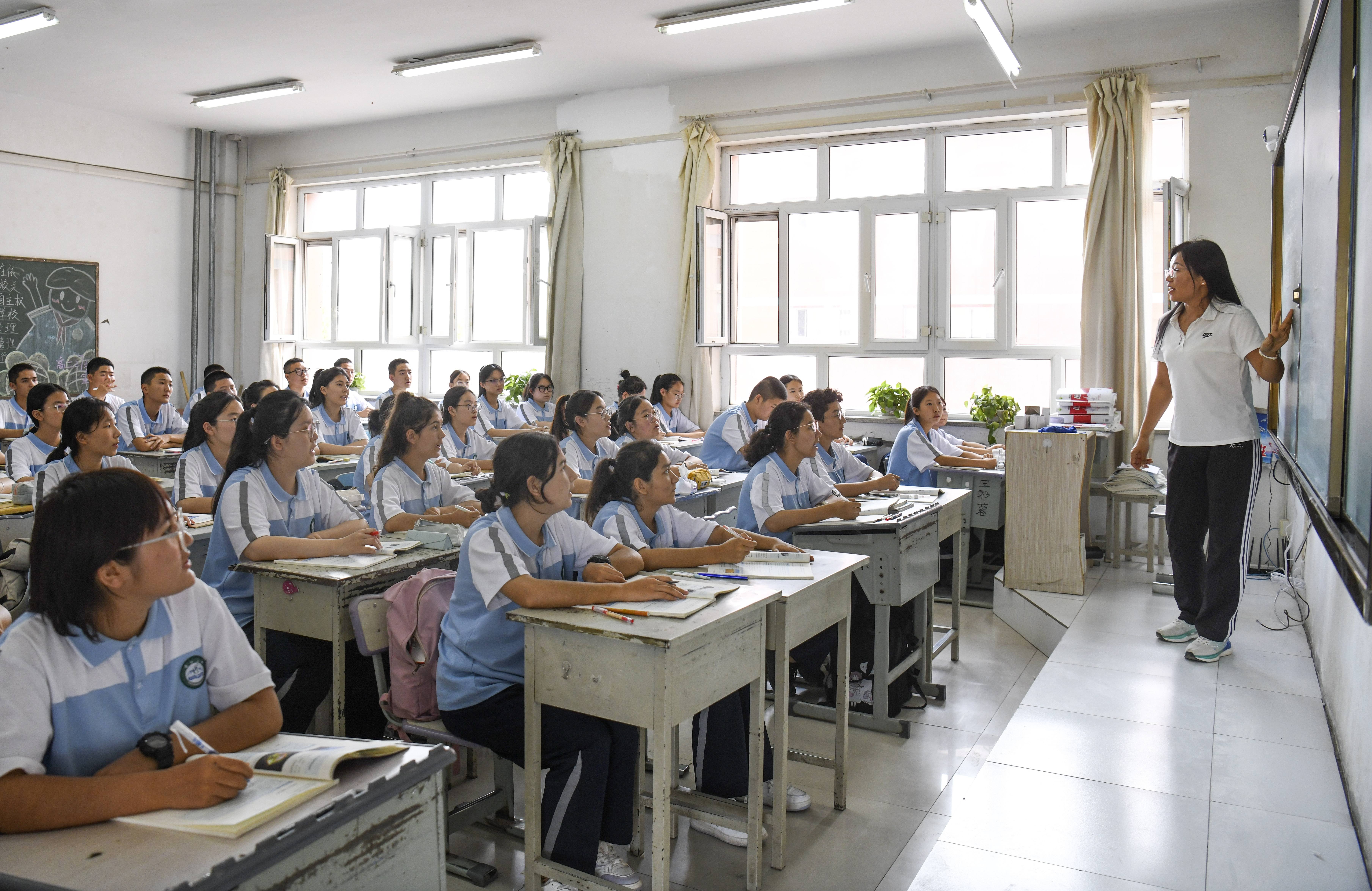 来自山东省东营市垦利第一中学的援疆教师尚玉杰在给学生们上课(9月7