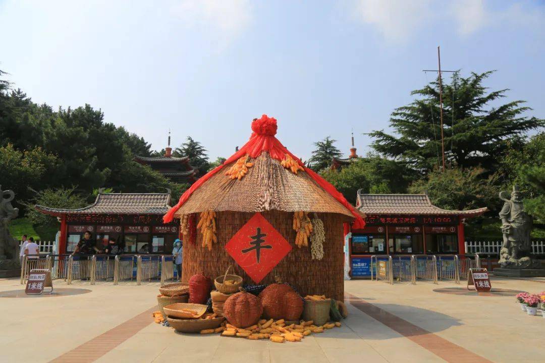 景区入口处布置五谷丰登美陈打卡景观区,同样可在门口驻足打卡.