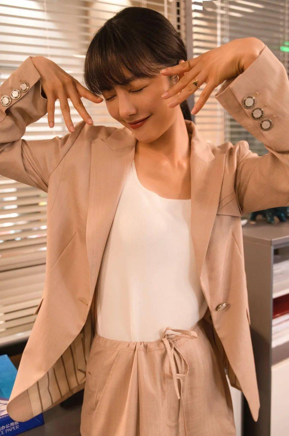 小量感的金属耳饰,戒指,是正式沉稳中的一些小巧思,低调又不乏时尚感