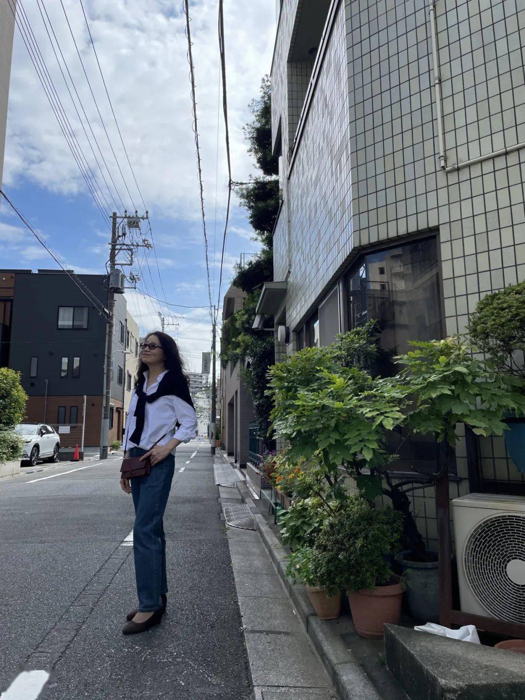 最纯正的表达之一脚口的牛仔线压边勾起我们对经典牛仔的深厚情怀模特