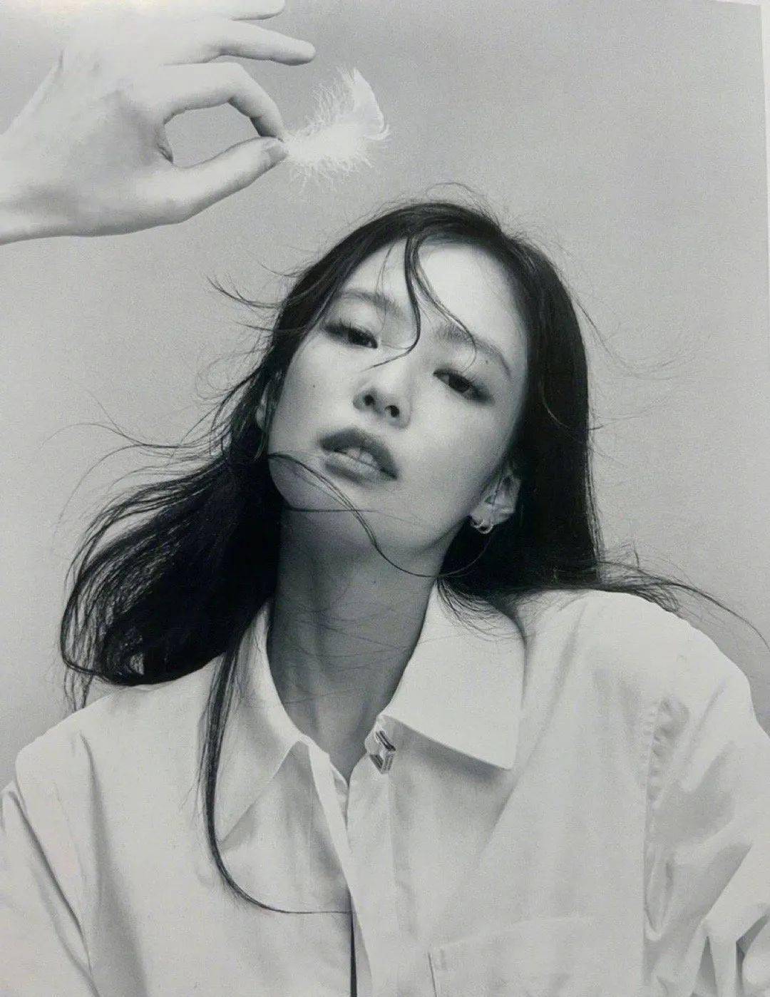 blackpink 的 jennie 在某采访中透露正在制作个人专