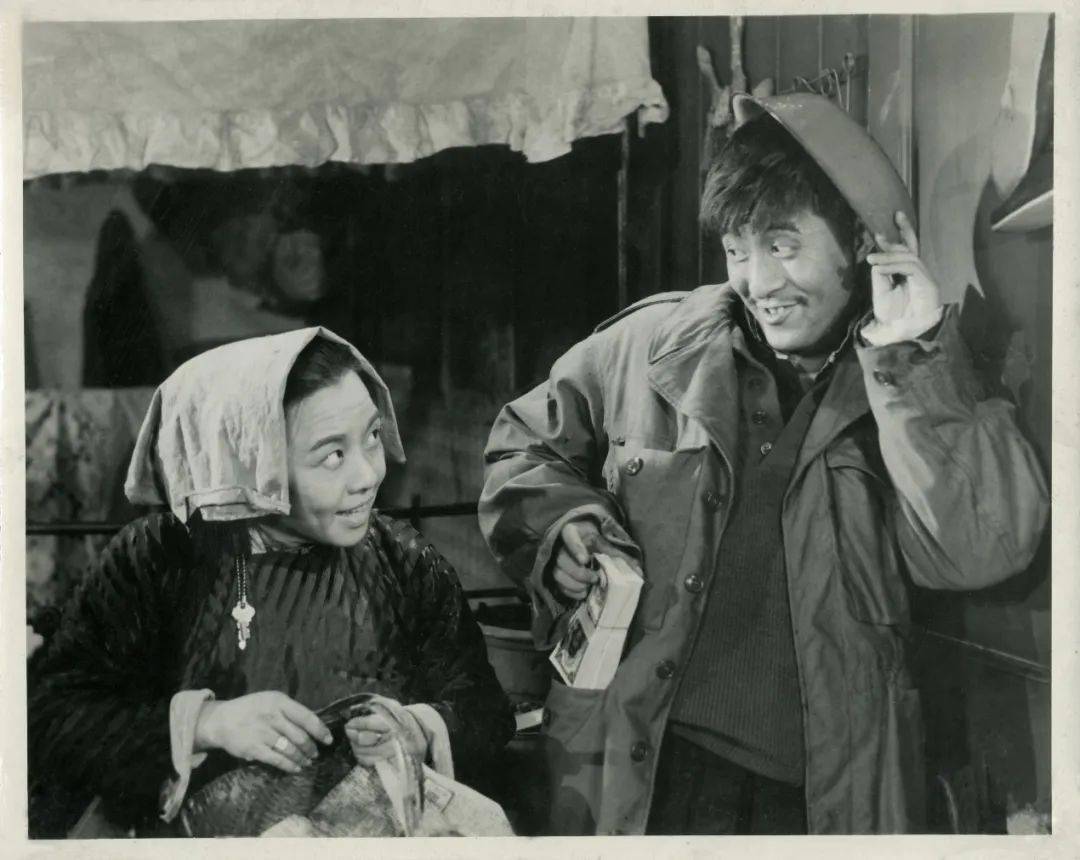 《十字街头》(1936)由沈西苓执导,将中国的时代议题与好莱坞式的