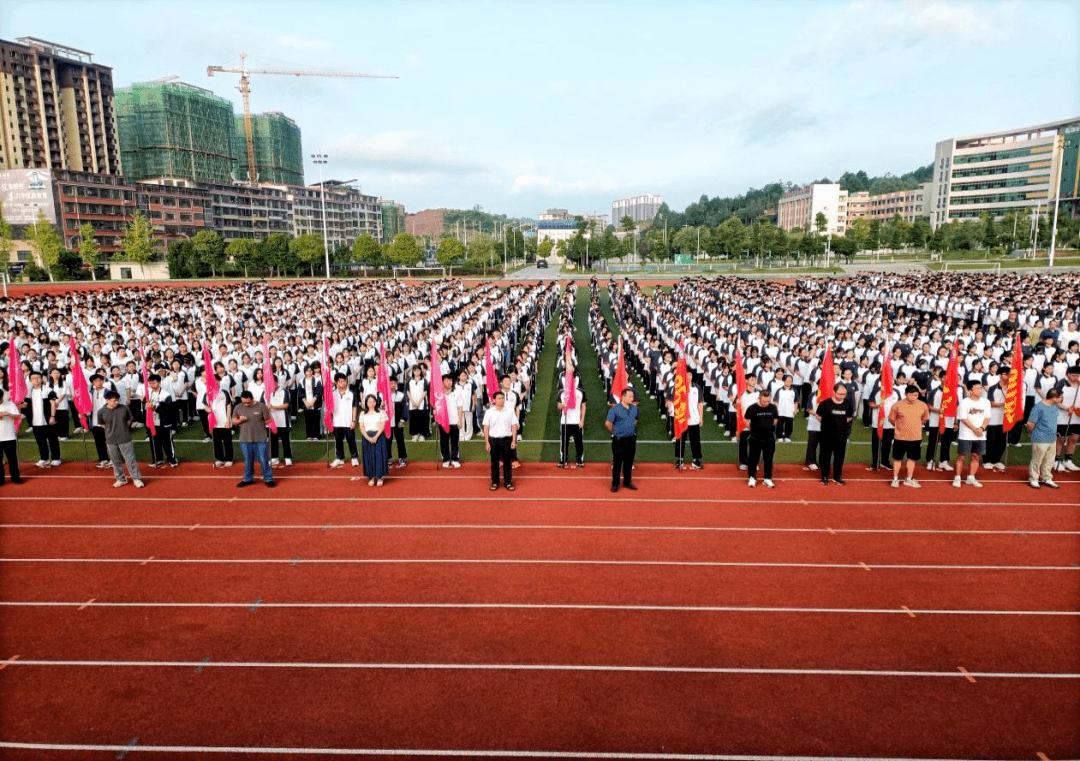 在临武县第一中学升国旗仪式上,退役军人护旗手迈着矫健整齐的步伐