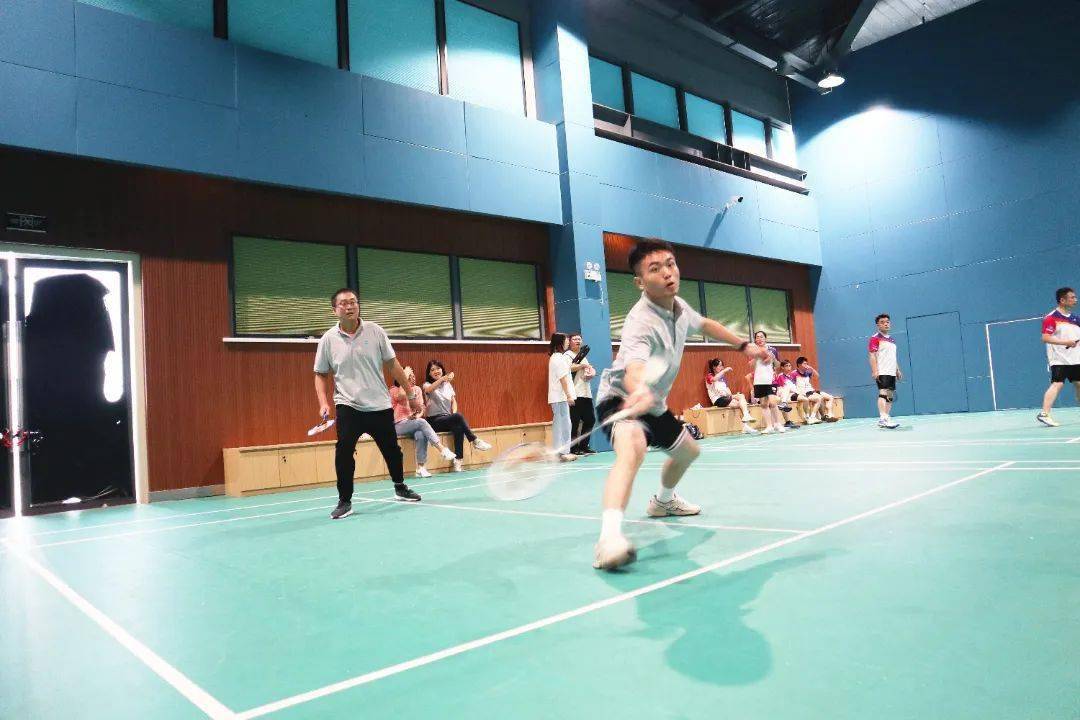 本次比赛按照《羽毛球比赛规则》,邀请10位裁判员为本次比赛保驾护航