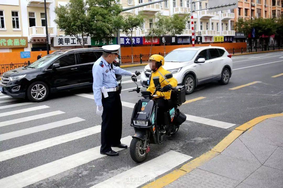 快递车闯红灯,外卖车逆行|哈市交警持续曝光电动车违法行为