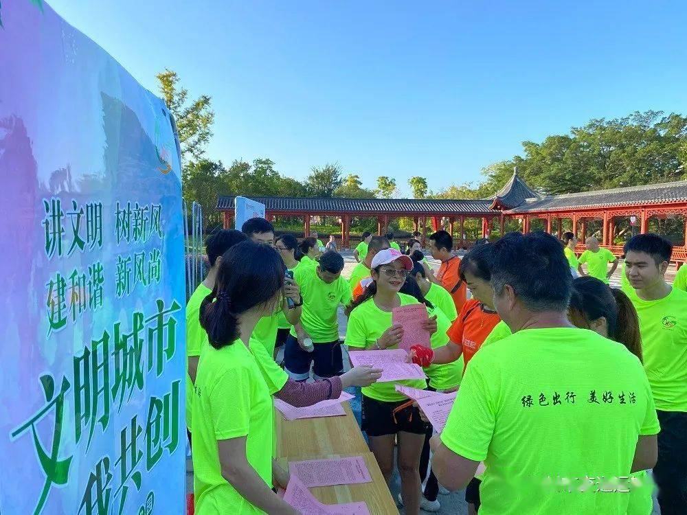 在金瑞湾广场,该局会同瑞金市微马跑步协会组织120余人开展绿色出行