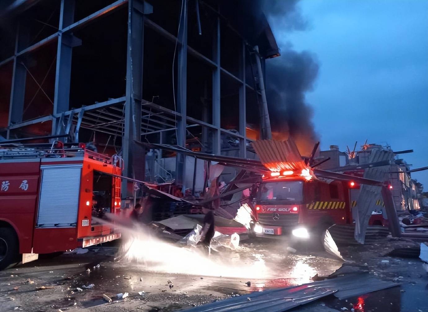 台媒：屏东一工厂发生爆炸，目前1死82伤多人受困