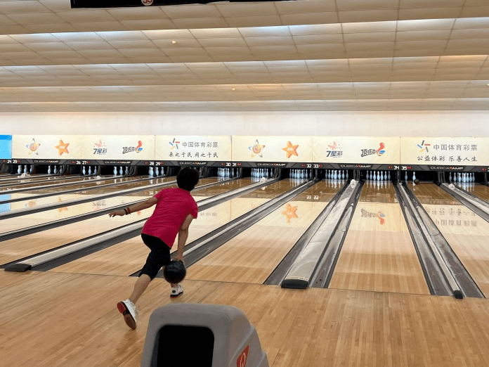 他首先介绍了保龄球运动中的油型,就保龄球运动中油型的参数和面对不