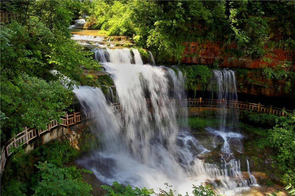 大关黄连河景区由黄连河瀑布群片区,青龙洞峡谷溶洞片区,罗汉坝原始