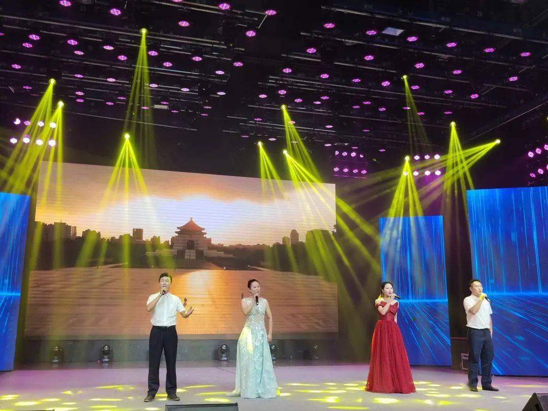 比赛采取评委现场打分的方式保证公平公开最终,一等奖为霞山区委宣传