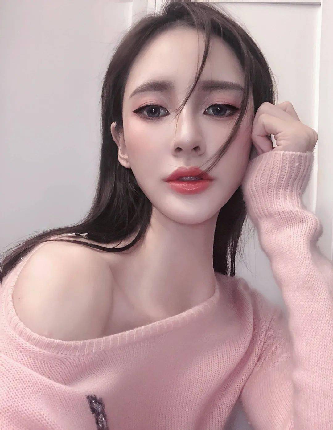 皮肤白皙五官精致立体十足的女神的模样温婉长发长相清纯身高168cm