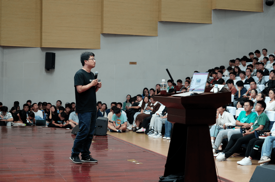 接下来,马伯庸讲到了两封和大学生很有共性的信件,它来自1975年在云梦