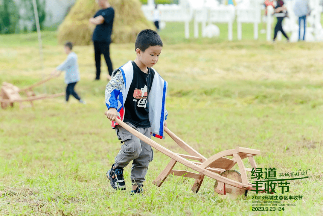 打卡装置的右侧设置了关于农作物知识的趣味展板,有趣的是,这些趣味