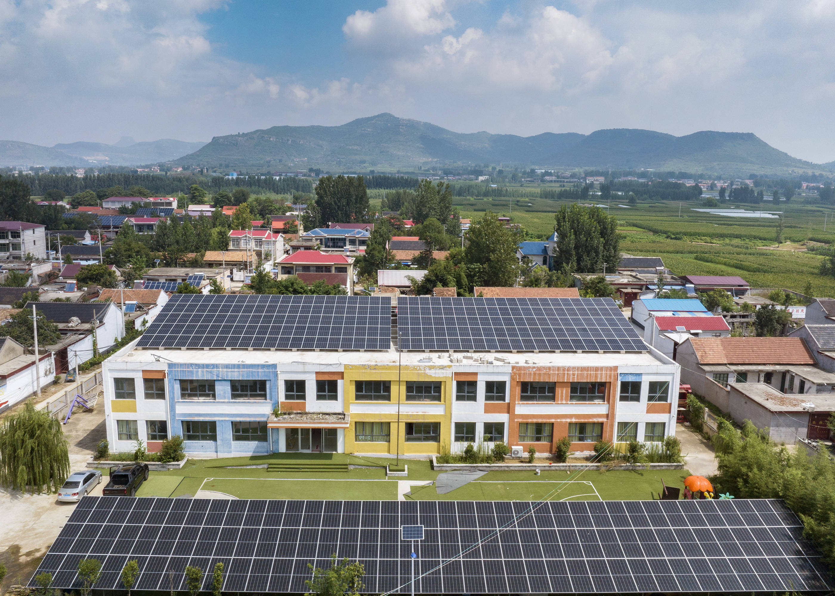 在临沂市兰陵县鲁城镇楼子村,光伏发电为村集体增收存上了"阳光存折"