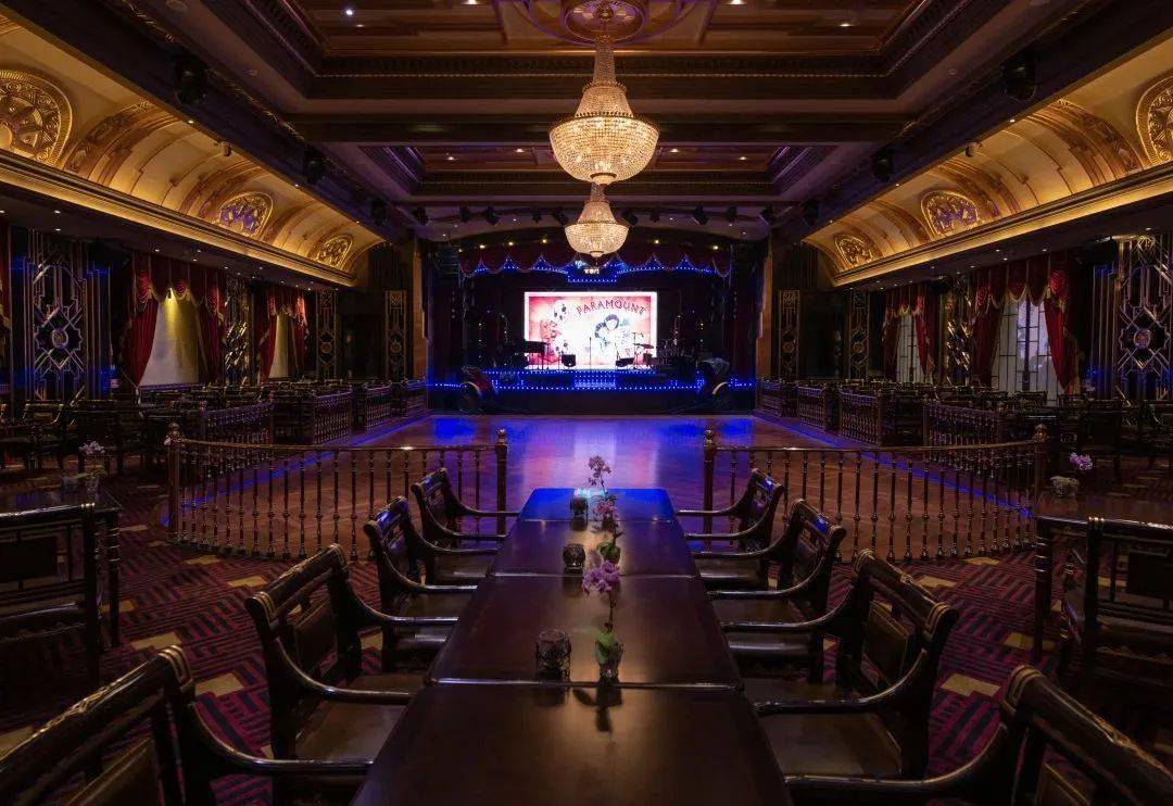 上海档案馆研究员张姚俊发现,百乐门的舞厅分为两层,可容纳数百人.