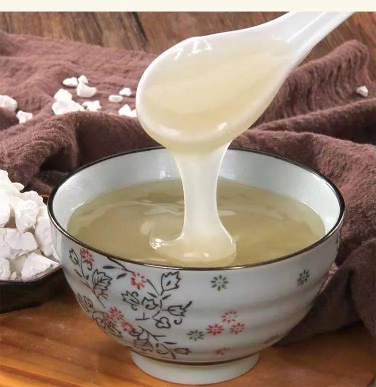 蕨根粉的吃法有不少对人体有较大的保健作用保留了蕨菜根里大部分营养