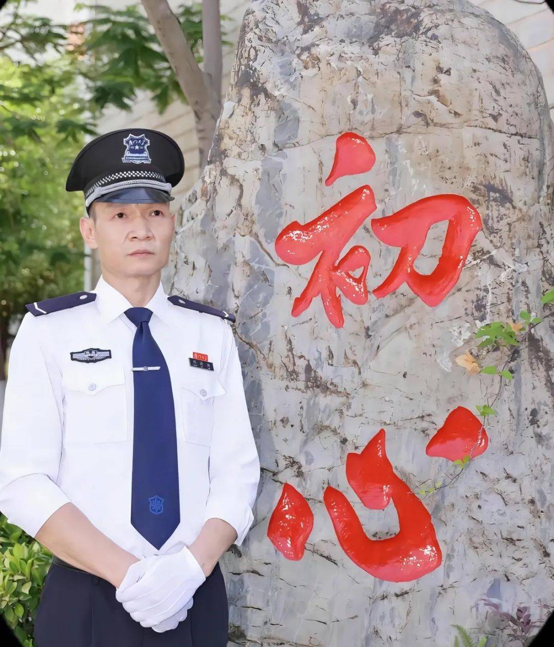 获法学学士的厦大保安,又出诗集了!打算退休后再…_周德新_芙蓉_厦门