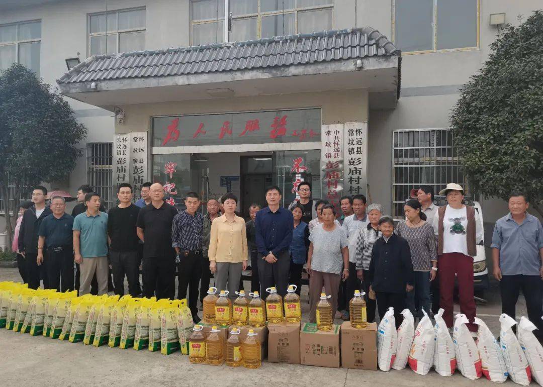 9月22日下午,在中秋佳节即将来临之际,市委党校领导带队到怀远县常坟