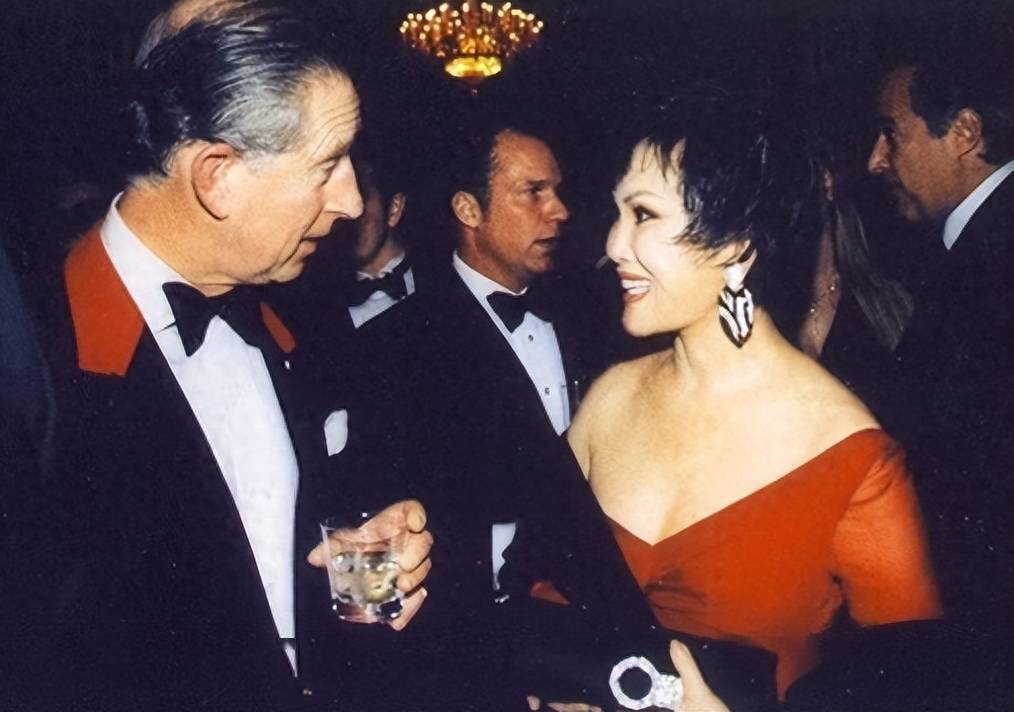 1990年,她跟一个叫做马明斯的男人结婚了,这个大她18岁的男人不但成熟