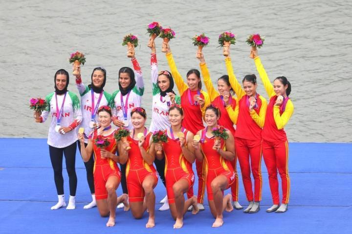 赛艇项目女子四人双桨决赛中国队获得金牌(组图)