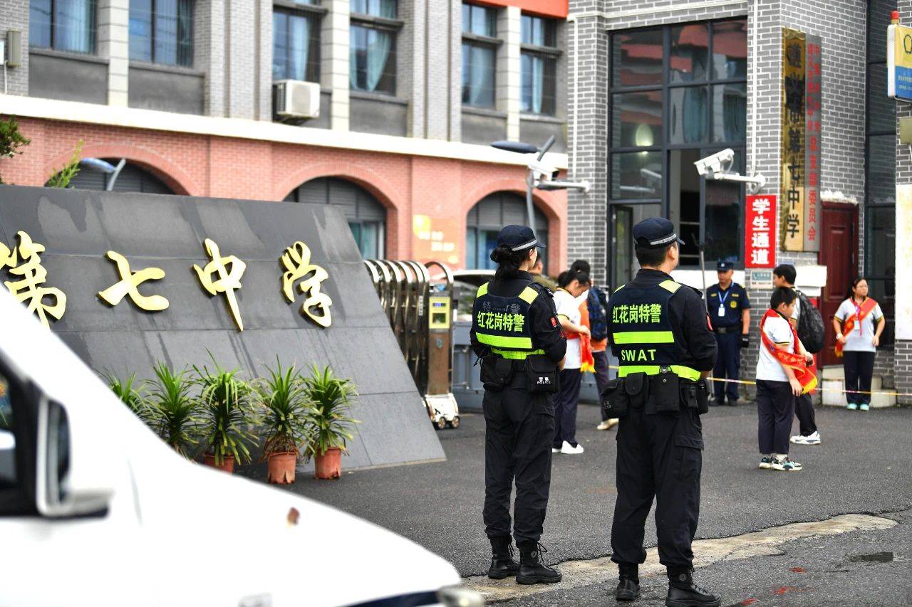 遵义七中校园警务室里有位"廖老师"_廖荣福_工作_公安