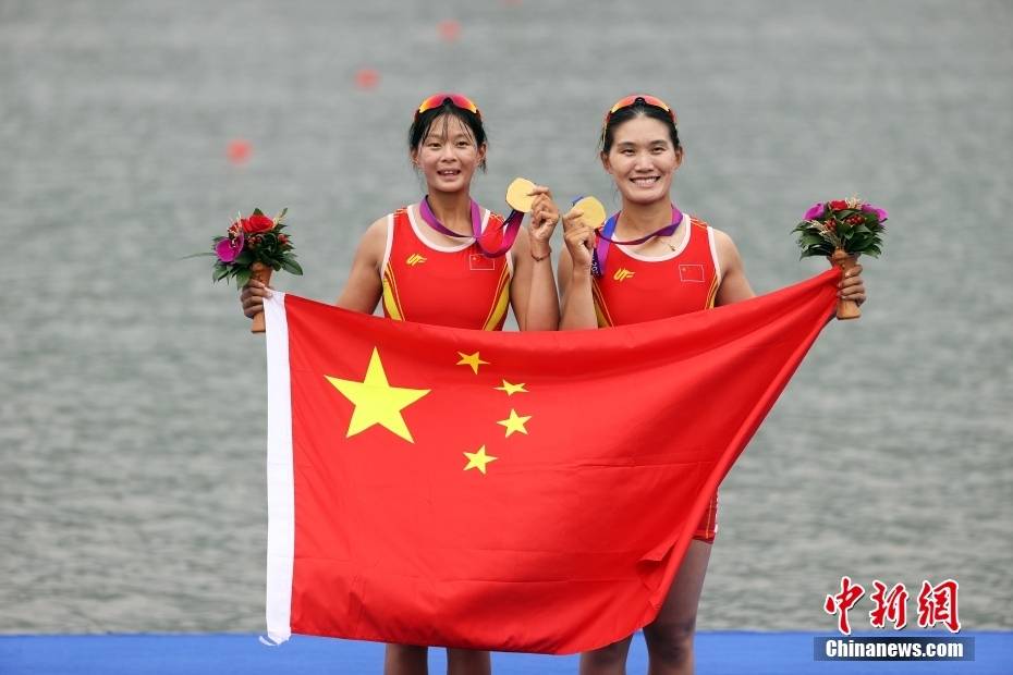 (杭州亚运会)中国组合王婷婷张旋夺女子双人单桨无舵手冠军_汤彦俊_成绩_中新社